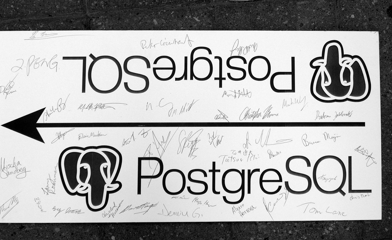 Le panneau directionnel PostgreSQL du PGCon 2006 à Toronto, couvert des signatures des personnes présentes